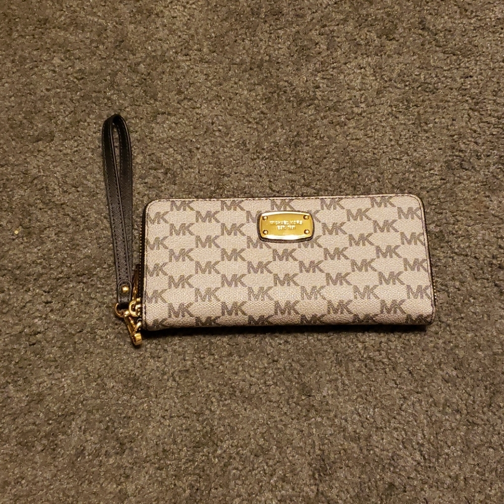 Michael kors logo wallet